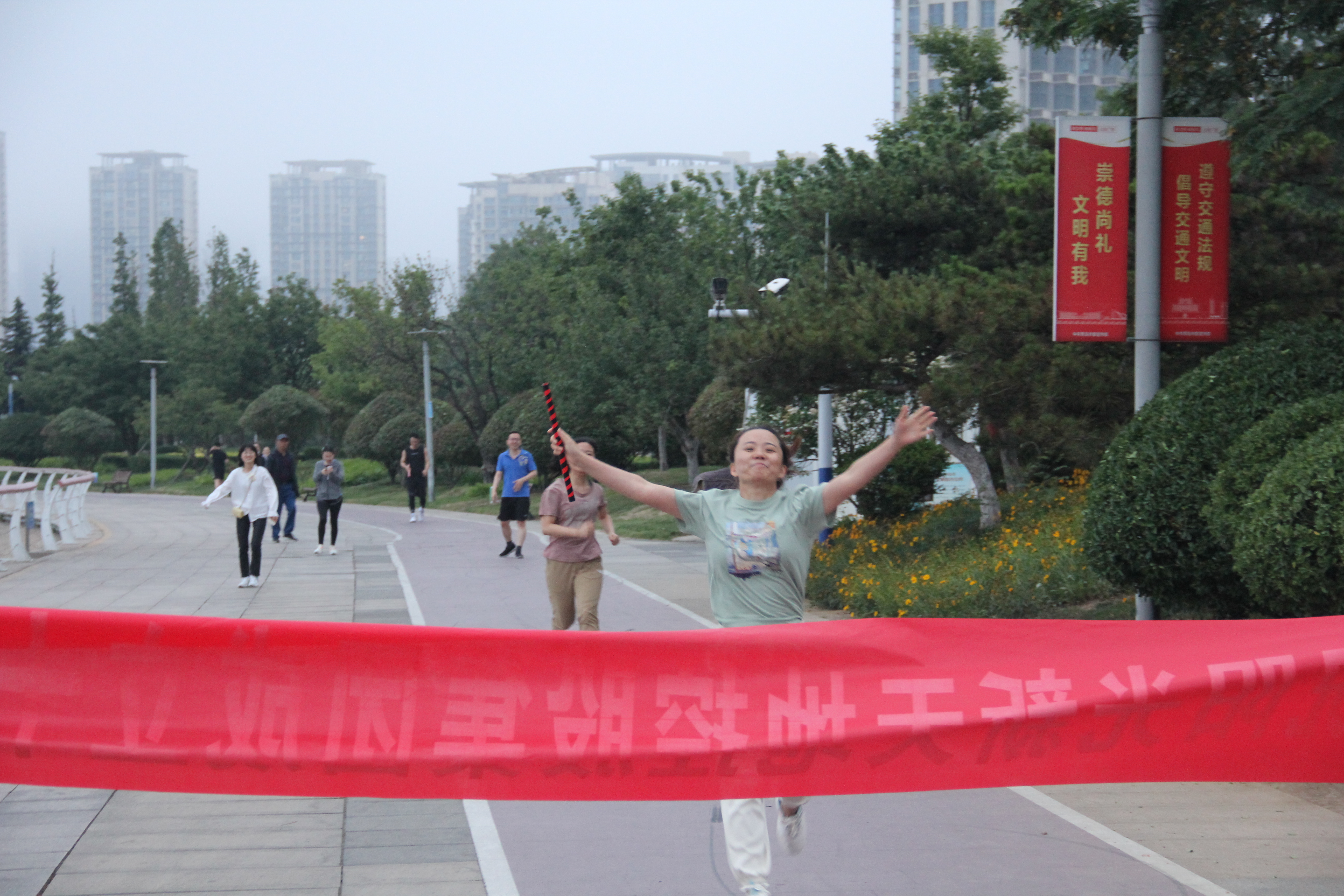 阳光新天地控股集团举办跑步接力赛庆集团成立十三周年